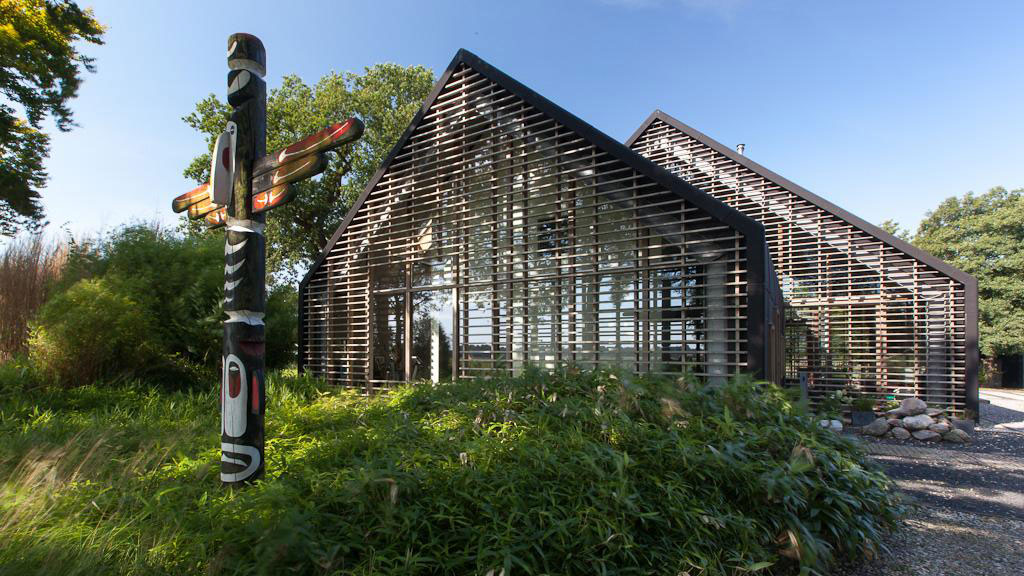 A Former Barnhouse Becomes a Stylish and Colorful Modern Home for a Family in Donderen by aatvos (1)
