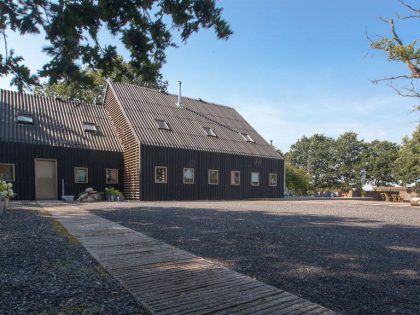 A Former Barnhouse Becomes a Stylish and Colorful Modern Home for a Family in Donderen by aatvos (4)