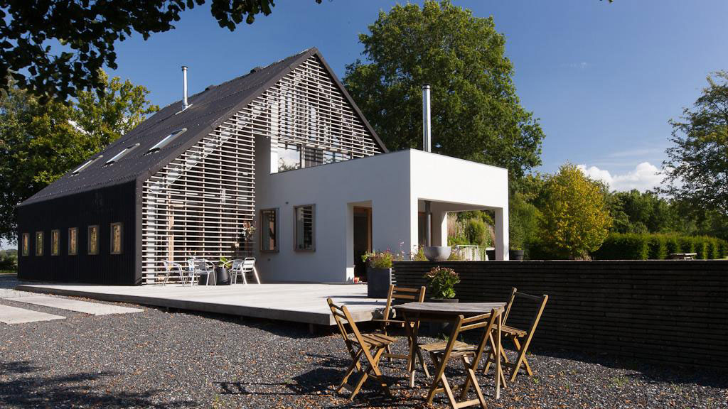 A Former Barnhouse Becomes a Stylish and Colorful Modern Home for a Family in Donderen by aatvos (5)