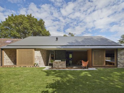 A Luminous Contemporary Home Built From Recycled Bricks in Sydney by Andrew Burges Architects (1)