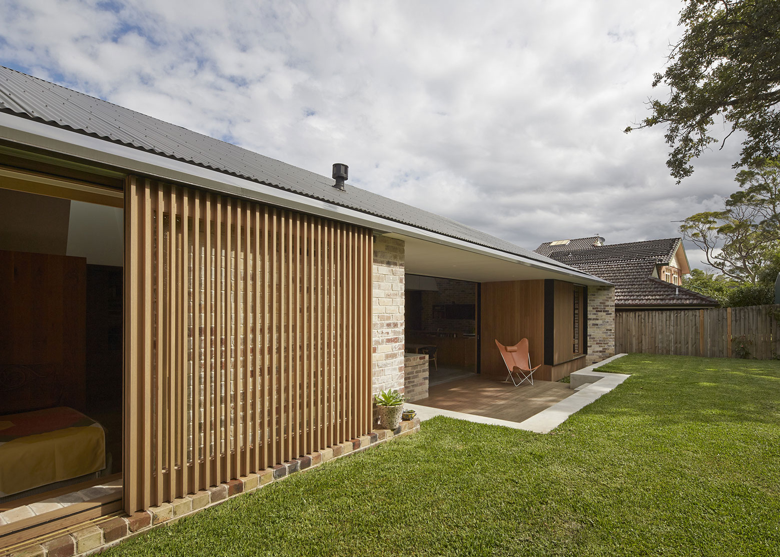 A Luminous Contemporary Home Built From Recycled Bricks in Sydney by Andrew Burges Architects (2)