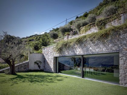 A Luminous Contemporary Home Nestled in the Breathtaking Mountains of Valtellina by Rocco Borromini (1)