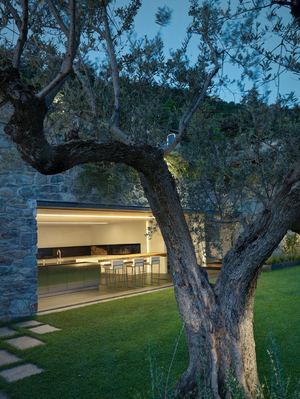 A Luminous Contemporary Home Nestled in the Breathtaking Mountains of Valtellina by Rocco Borromini (21)