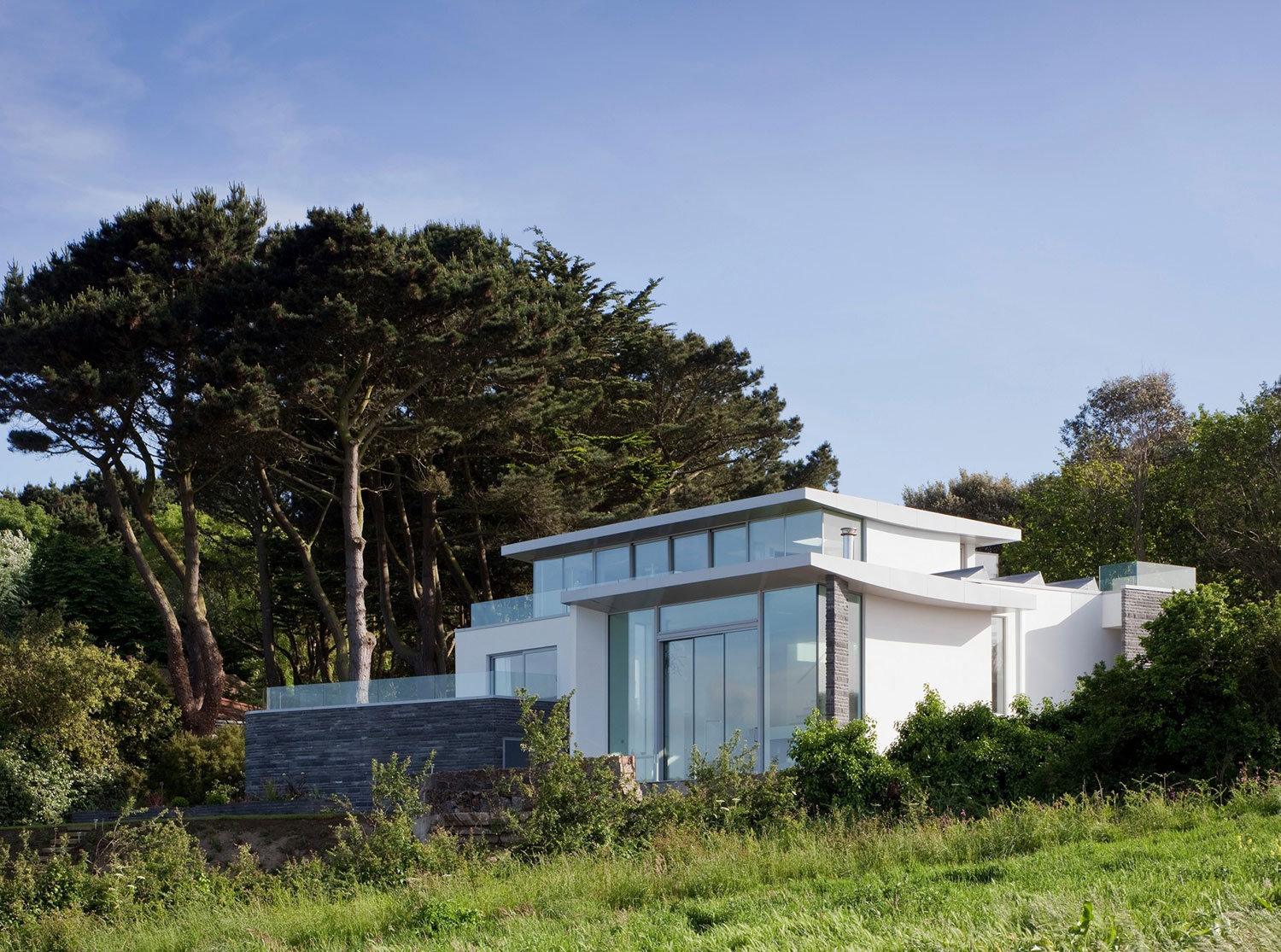 A Luminous Hillside Home with Spectacular Views in Castel, Guernsey by Jamie Falla Architecture (2)