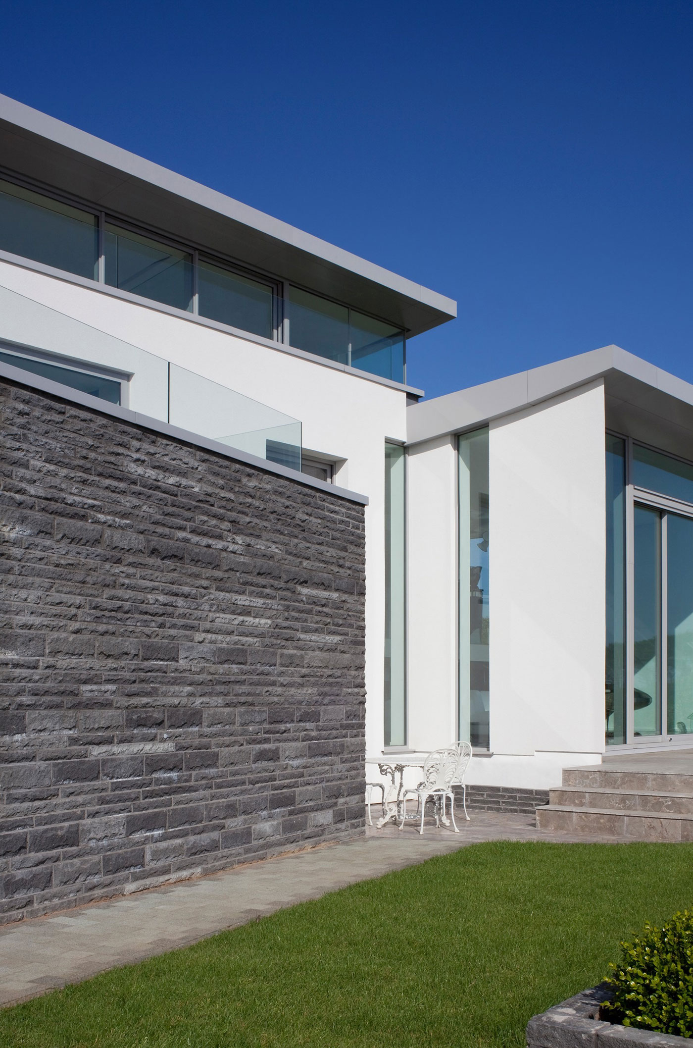 A Luminous Hillside Home with Spectacular Views in Castel, Guernsey by Jamie Falla Architecture (8)