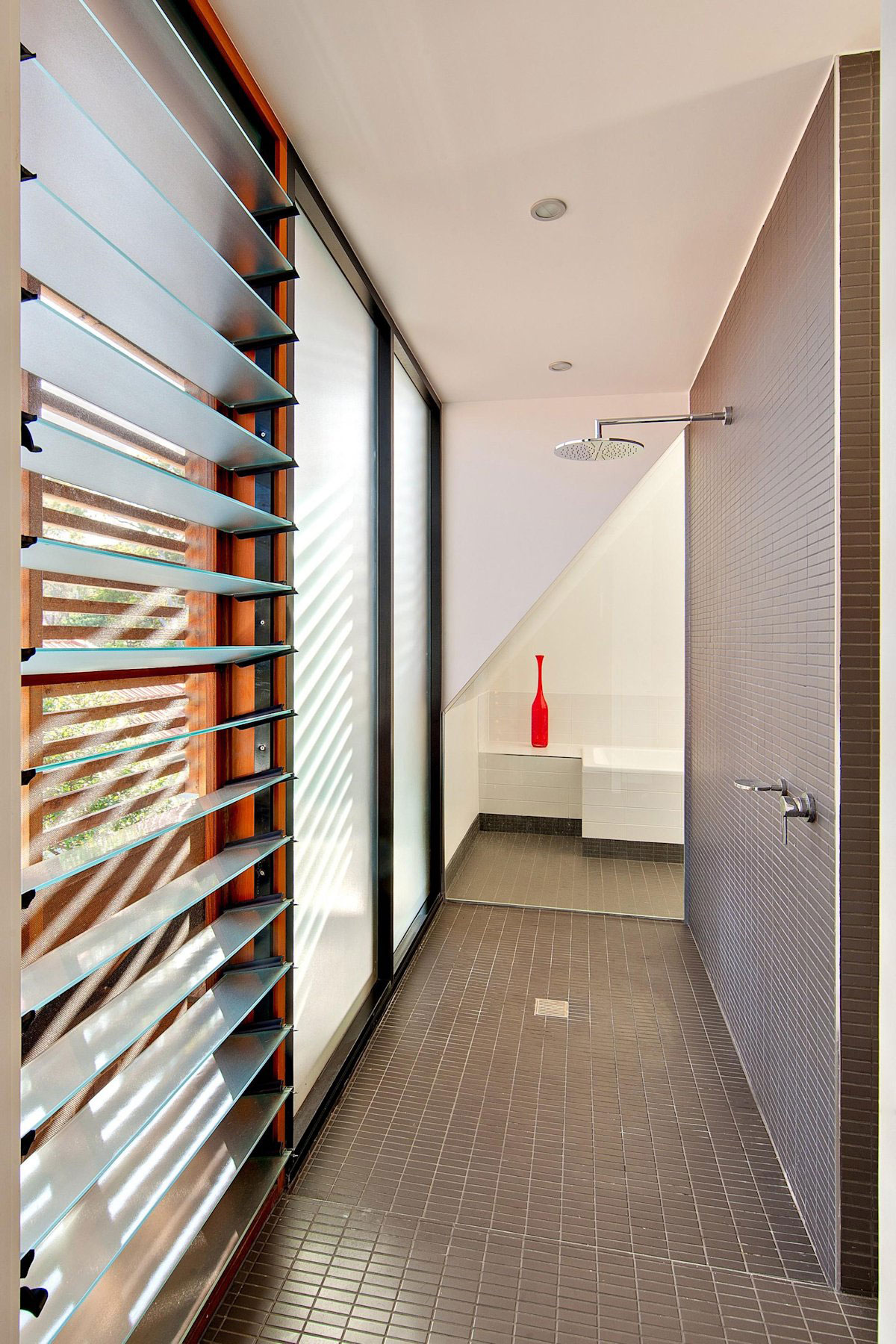 A Luminous and Dramatic Home with Spaces Full of Natural Light in Sydney by CplusC Architectural Workshop (11)