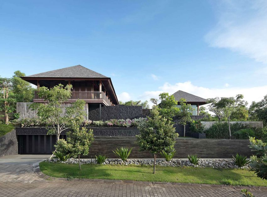 A Luxurious and Comfortable Modern Villa with Large Pool in Pecatu, Indonesia by Wahana Cipta Selaras (1)