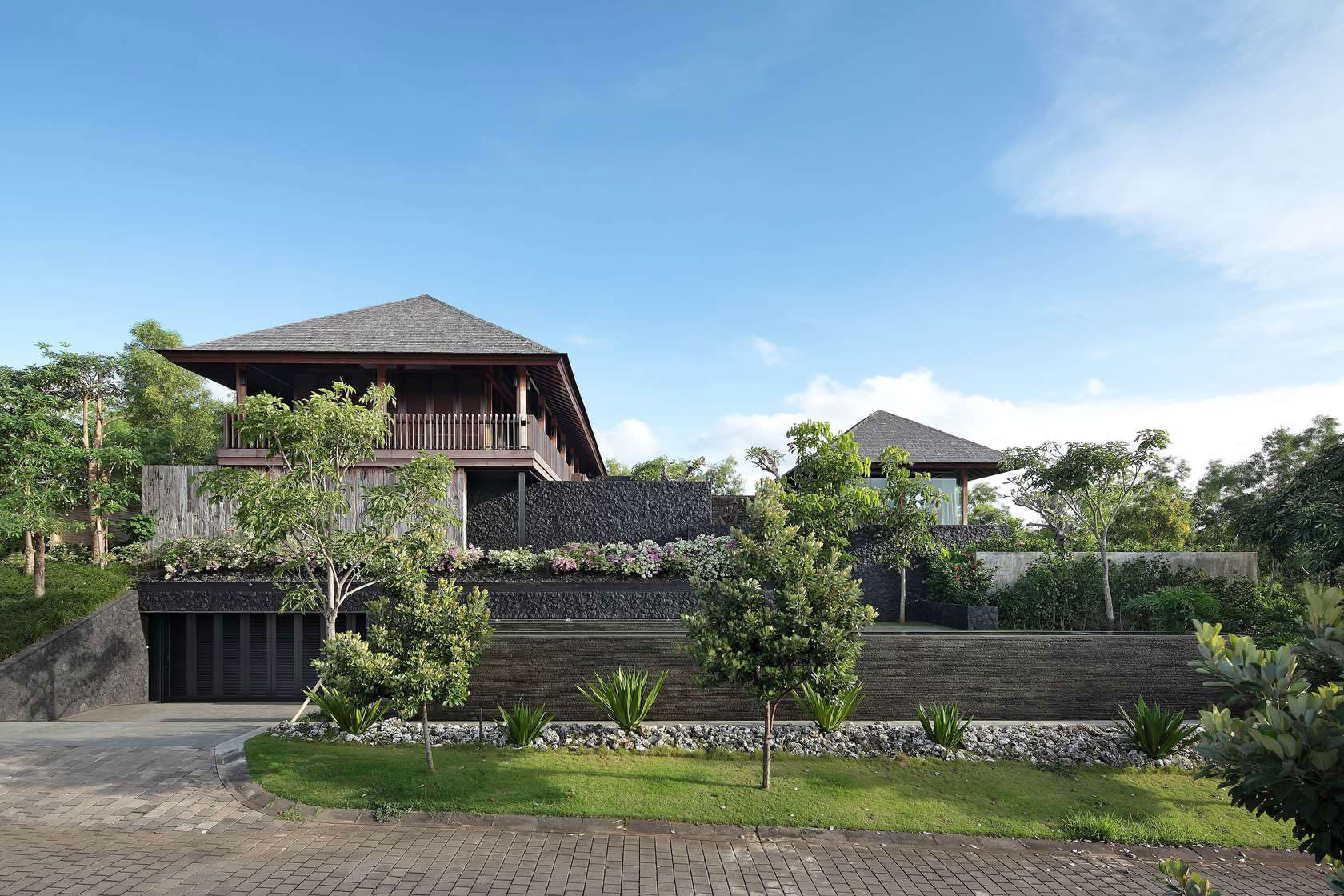 A Luxurious and Comfortable Modern Villa with Large Pool in Pecatu, Indonesia by Wahana Cipta Selaras (1)