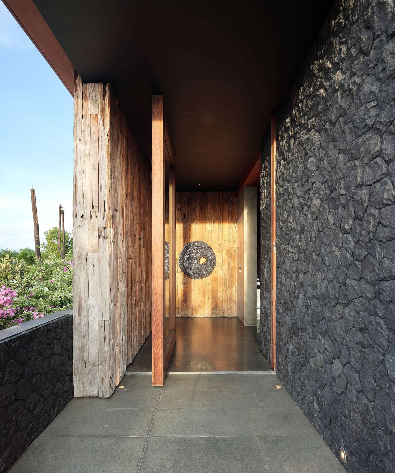 A Luxurious and Comfortable Modern Villa with Large Pool in Pecatu, Indonesia by Wahana Cipta Selaras (10)
