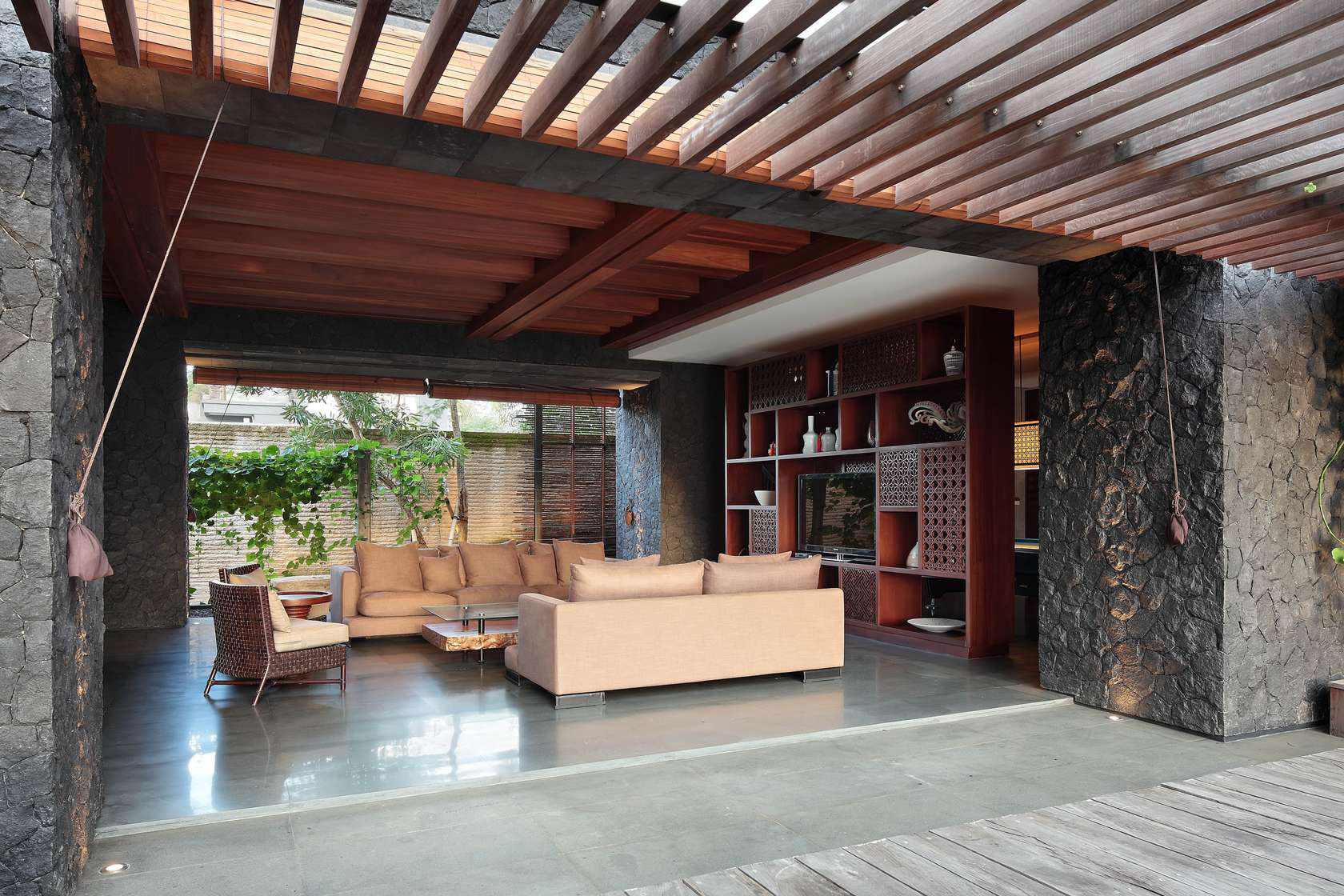 A Luxurious and Comfortable Modern Villa with Large Pool in Pecatu, Indonesia by Wahana Cipta Selaras (11)