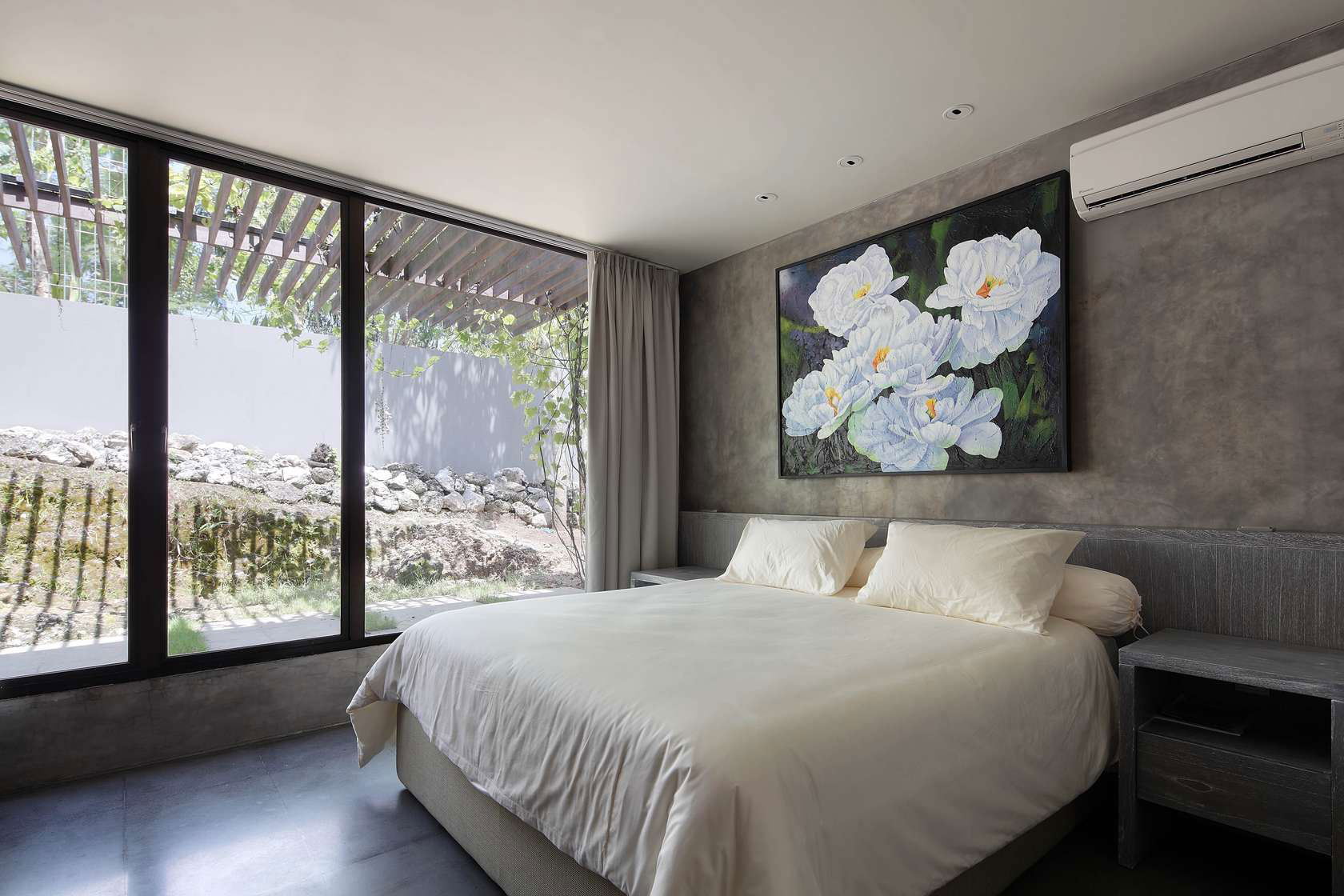 A Luxurious and Comfortable Modern Villa with Large Pool in Pecatu, Indonesia by Wahana Cipta Selaras (14)