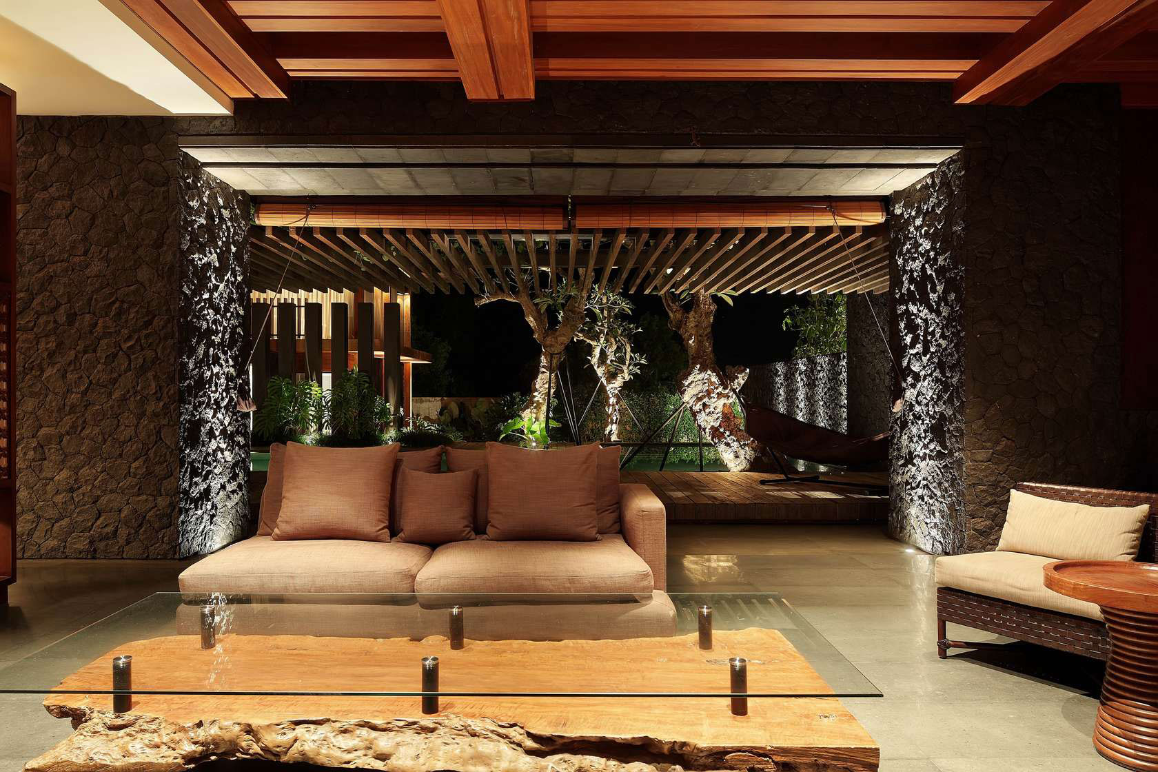 A Luxurious and Comfortable Modern Villa with Large Pool in Pecatu, Indonesia by Wahana Cipta Selaras (16)