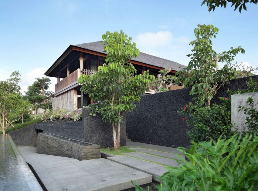 A Luxurious and Comfortable Modern Villa with Large Pool in Pecatu, Indonesia by Wahana Cipta Selaras (2)