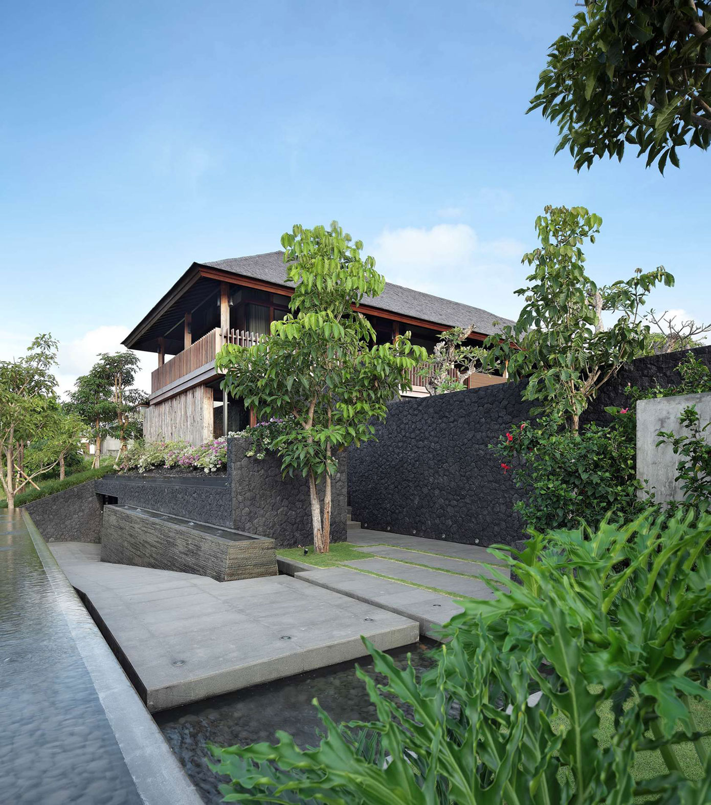 A Luxurious and Comfortable Modern Villa with Large Pool in Pecatu, Indonesia by Wahana Cipta Selaras (2)