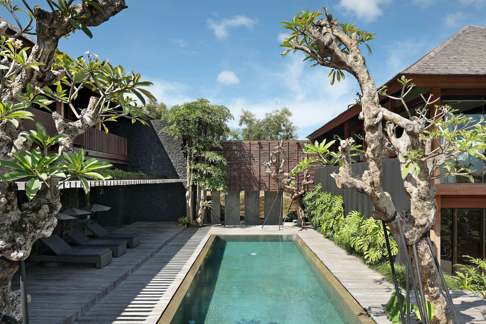 A Luxurious and Comfortable Modern Villa with Large Pool in Pecatu, Indonesia by Wahana Cipta Selaras (3)