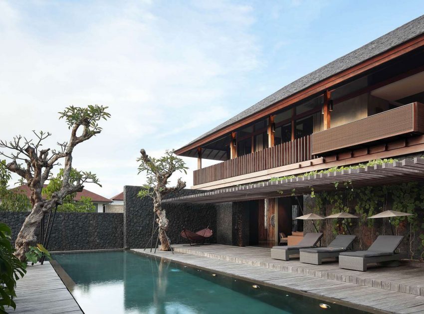 A Luxurious and Comfortable Modern Villa with Large Pool in Pecatu, Indonesia by Wahana Cipta Selaras (4)