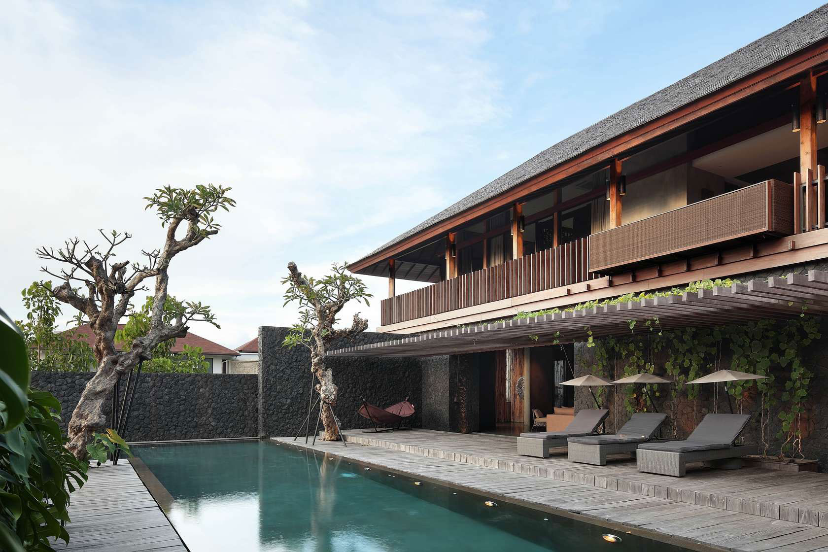 A Luxurious and Comfortable Modern Villa with Large Pool in Pecatu, Indonesia by Wahana Cipta Selaras (4)