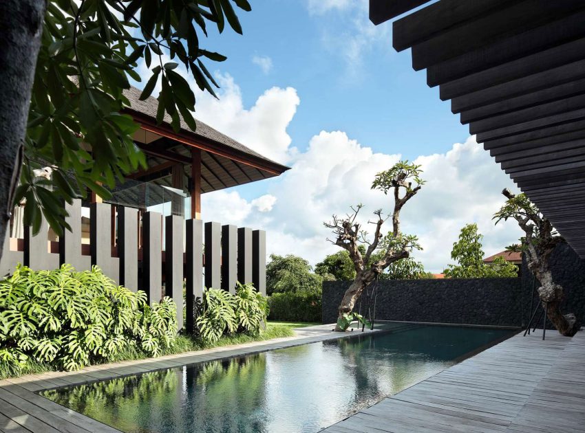 A Luxurious and Comfortable Modern Villa with Large Pool in Pecatu, Indonesia by Wahana Cipta Selaras (5)