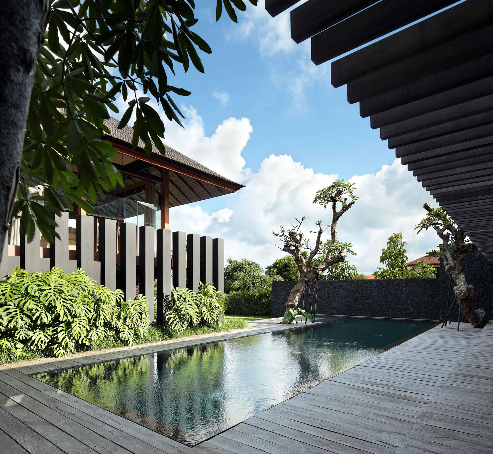 A Luxurious and Comfortable Modern Villa with Large Pool in Pecatu, Indonesia by Wahana Cipta Selaras (5)