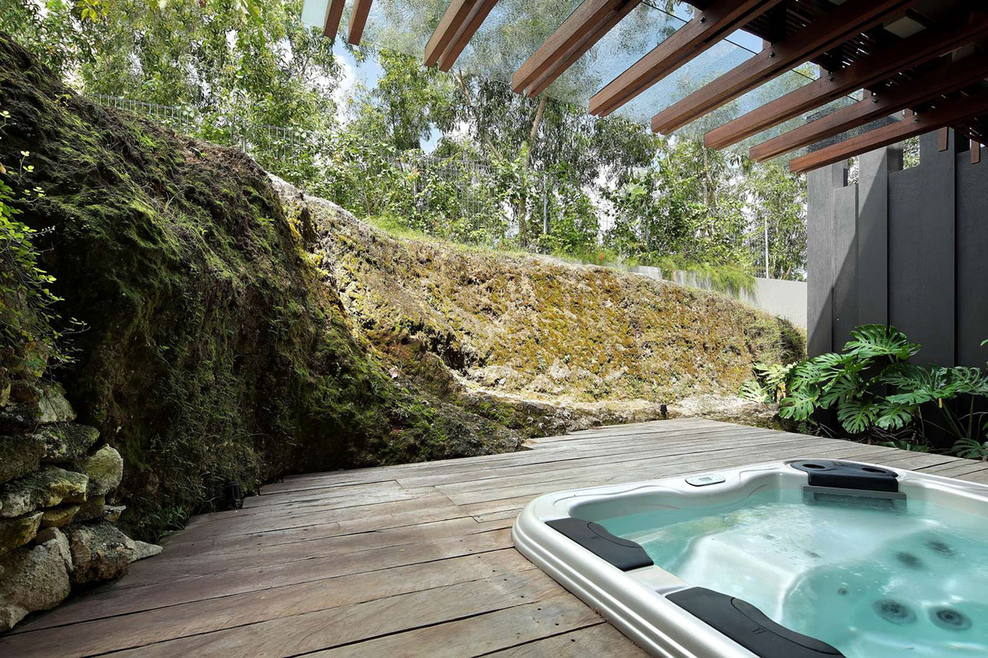 A Luxurious and Comfortable Modern Villa with Large Pool in Pecatu, Indonesia by Wahana Cipta Selaras (6)