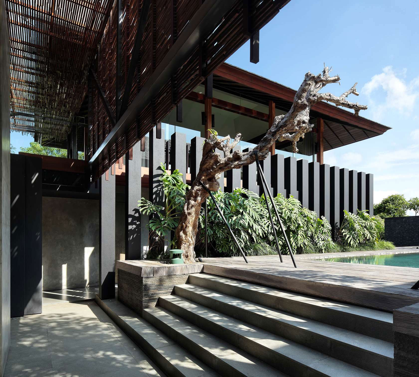A Luxurious and Comfortable Modern Villa with Large Pool in Pecatu, Indonesia by Wahana Cipta Selaras (7)