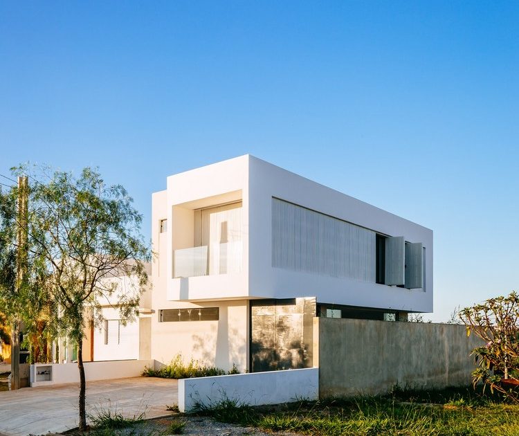 A Modern House Built with Focus on Natural Lighting and Ventilation in Sorocaba by Estudio BRA arquitetura (1)