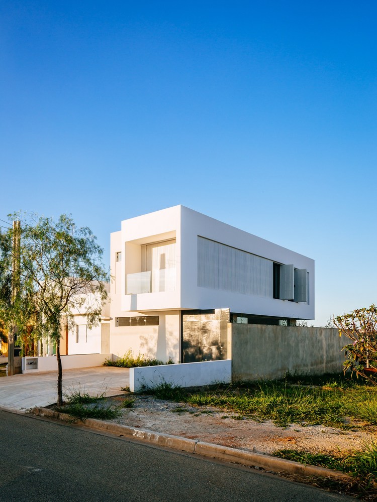 A Modern House Built with Focus on Natural Lighting and Ventilation in Sorocaba by Estudio BRA arquitetura (1)