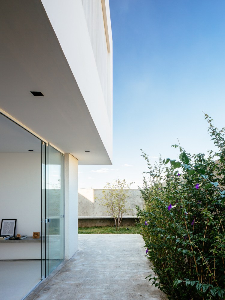 A Modern House Built with Focus on Natural Lighting and Ventilation in Sorocaba by Estudio BRA arquitetura (10)