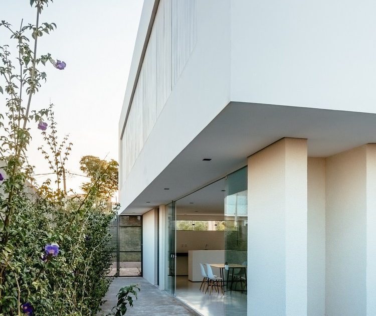 A Modern House Built with Focus on Natural Lighting and Ventilation in Sorocaba by Estudio BRA arquitetura (11)