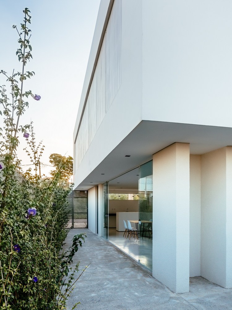 A Modern House Built with Focus on Natural Lighting and Ventilation in Sorocaba by Estudio BRA arquitetura (11)