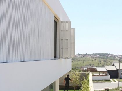 A Modern House Built with Focus on Natural Lighting and Ventilation in Sorocaba by Estudio BRA arquitetura (12)