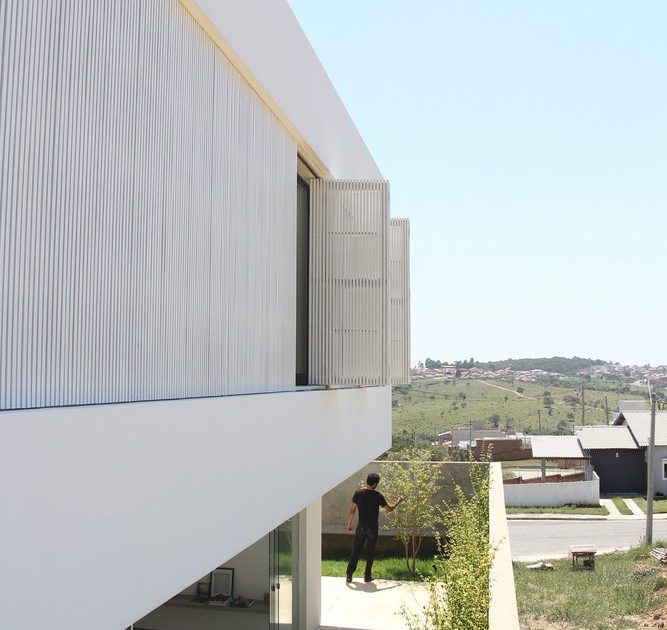 A Modern House Built with Focus on Natural Lighting and Ventilation in Sorocaba by Estudio BRA arquitetura (12)