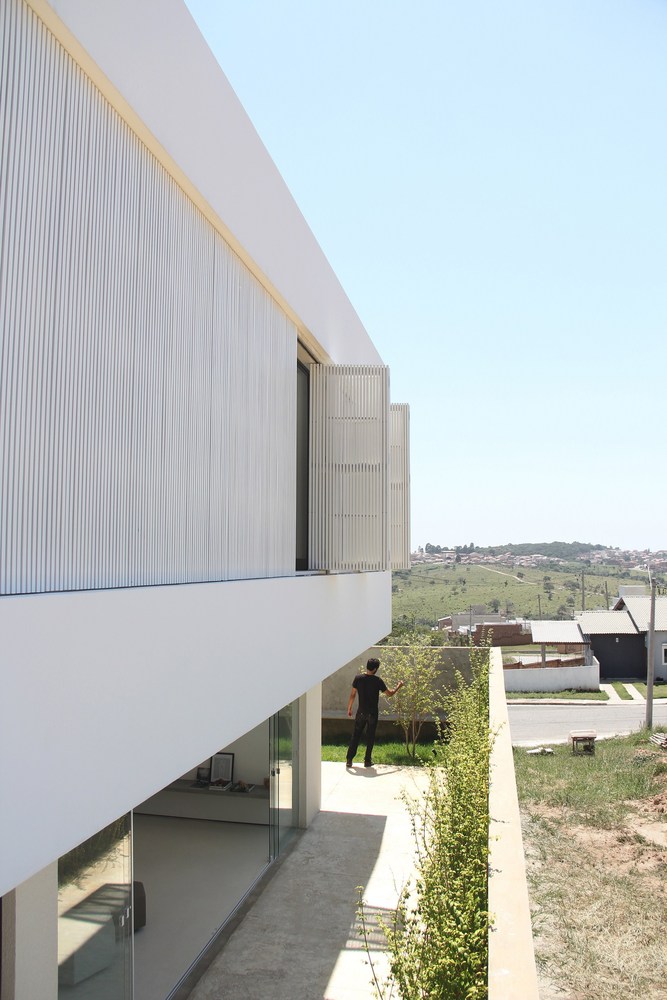 A Modern House Built with Focus on Natural Lighting and Ventilation in Sorocaba by Estudio BRA arquitetura (12)