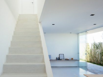 A Modern House Built with Focus on Natural Lighting and Ventilation in Sorocaba by Estudio BRA arquitetura (19)