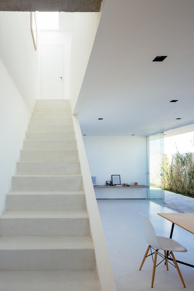 A Modern House Built with Focus on Natural Lighting and Ventilation in Sorocaba by Estudio BRA arquitetura (19)