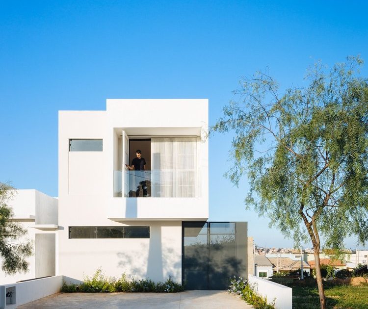 A Modern House Built with Focus on Natural Lighting and Ventilation in Sorocaba by Estudio BRA arquitetura (2)