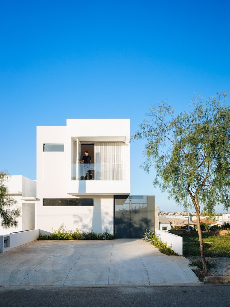 A Modern House Built with Focus on Natural Lighting and Ventilation in Sorocaba by Estudio BRA arquitetura (2)