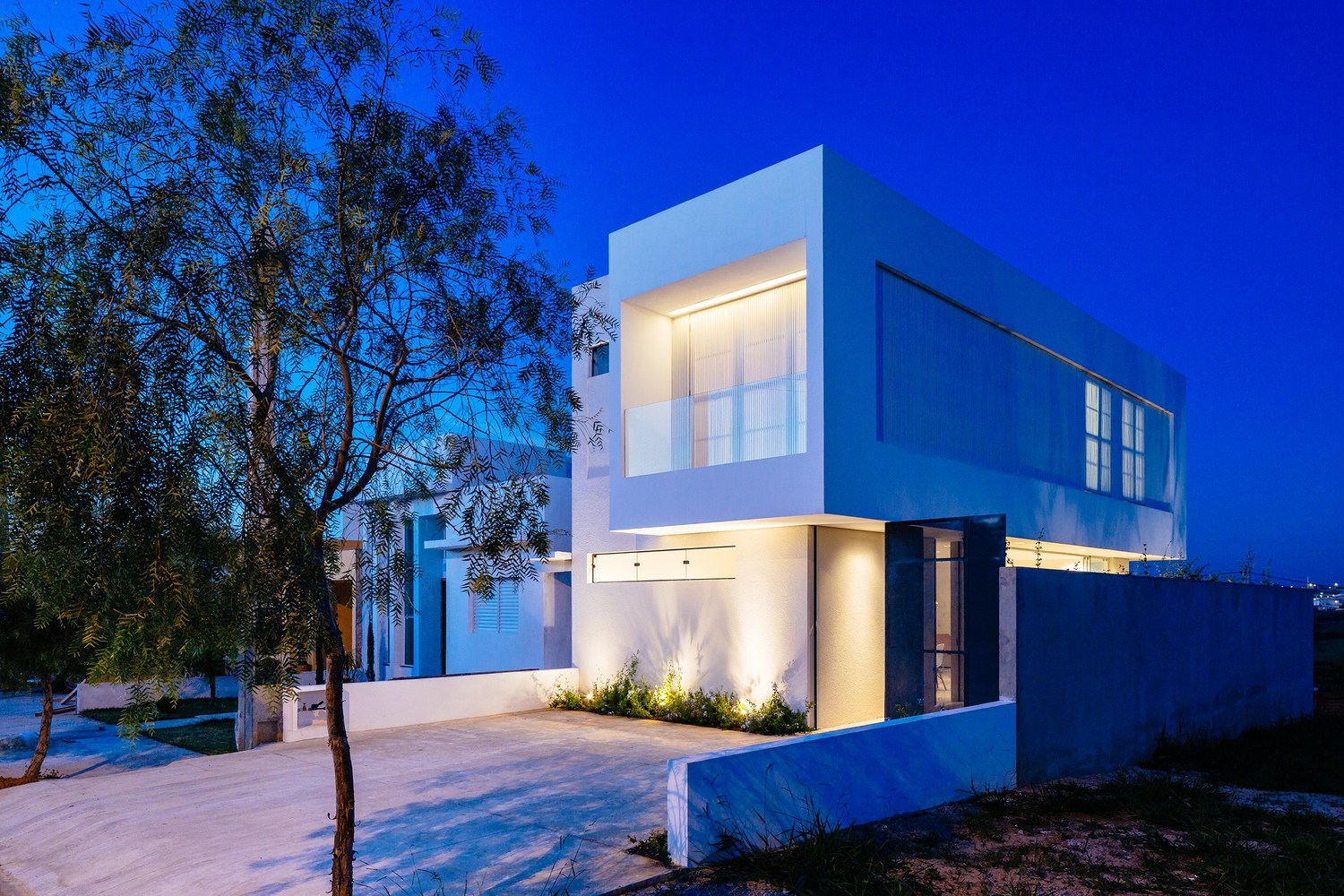 A Modern House Built with Focus on Natural Lighting and Ventilation in Sorocaba by Estudio BRA arquitetura (22)