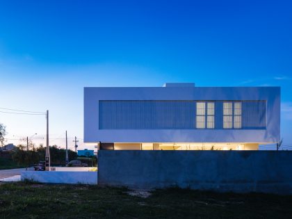 A Modern House Built with Focus on Natural Lighting and Ventilation in Sorocaba by Estudio BRA arquitetura (24)