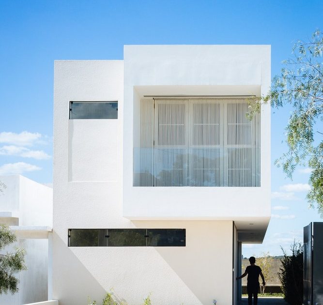 A Modern House Built with Focus on Natural Lighting and Ventilation in Sorocaba by Estudio BRA arquitetura (4)