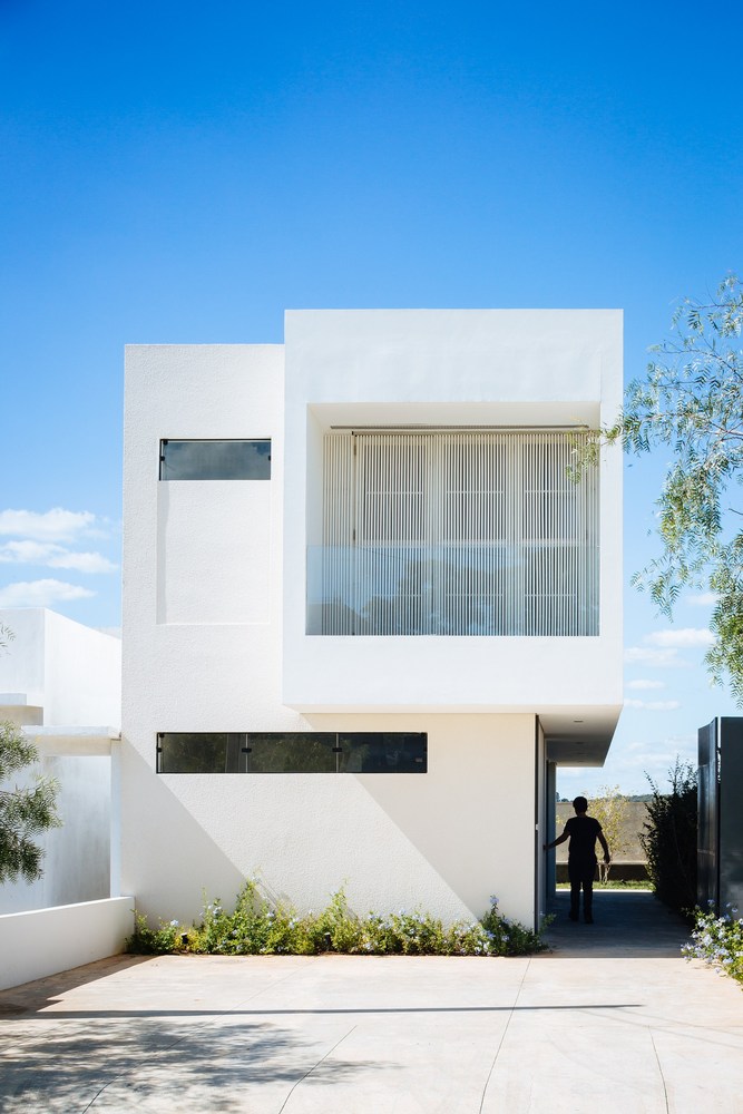 A Modern House Built with Focus on Natural Lighting and Ventilation in Sorocaba by Estudio BRA arquitetura (4)