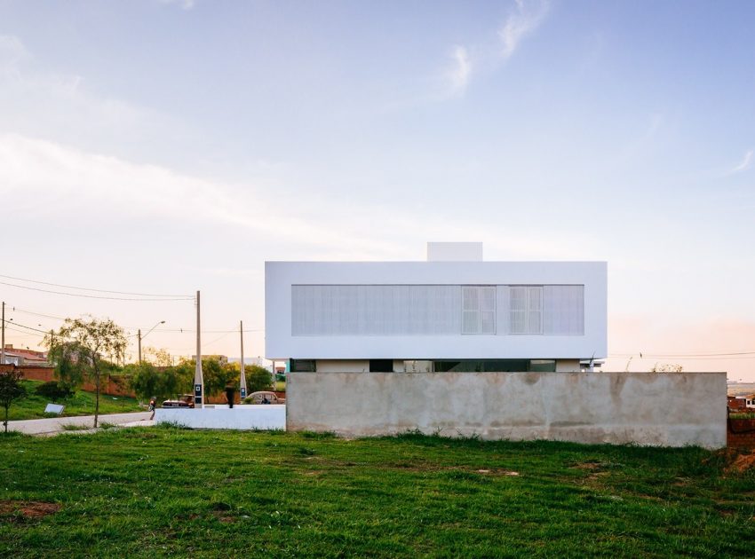 A Modern House Built with Focus on Natural Lighting and Ventilation in Sorocaba by Estudio BRA arquitetura (5)