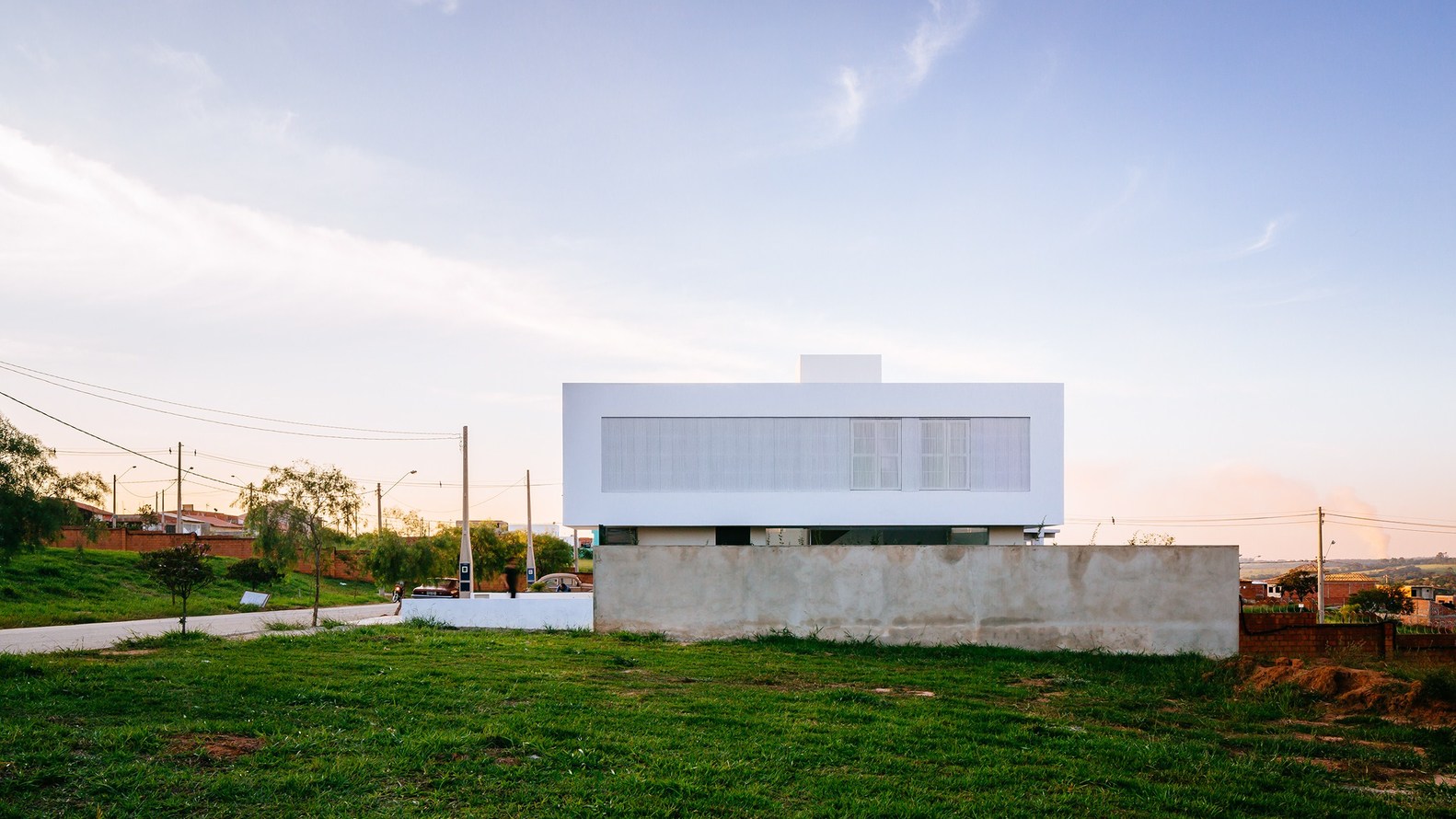 A Modern House Built with Focus on Natural Lighting and Ventilation in Sorocaba by Estudio BRA arquitetura (5)