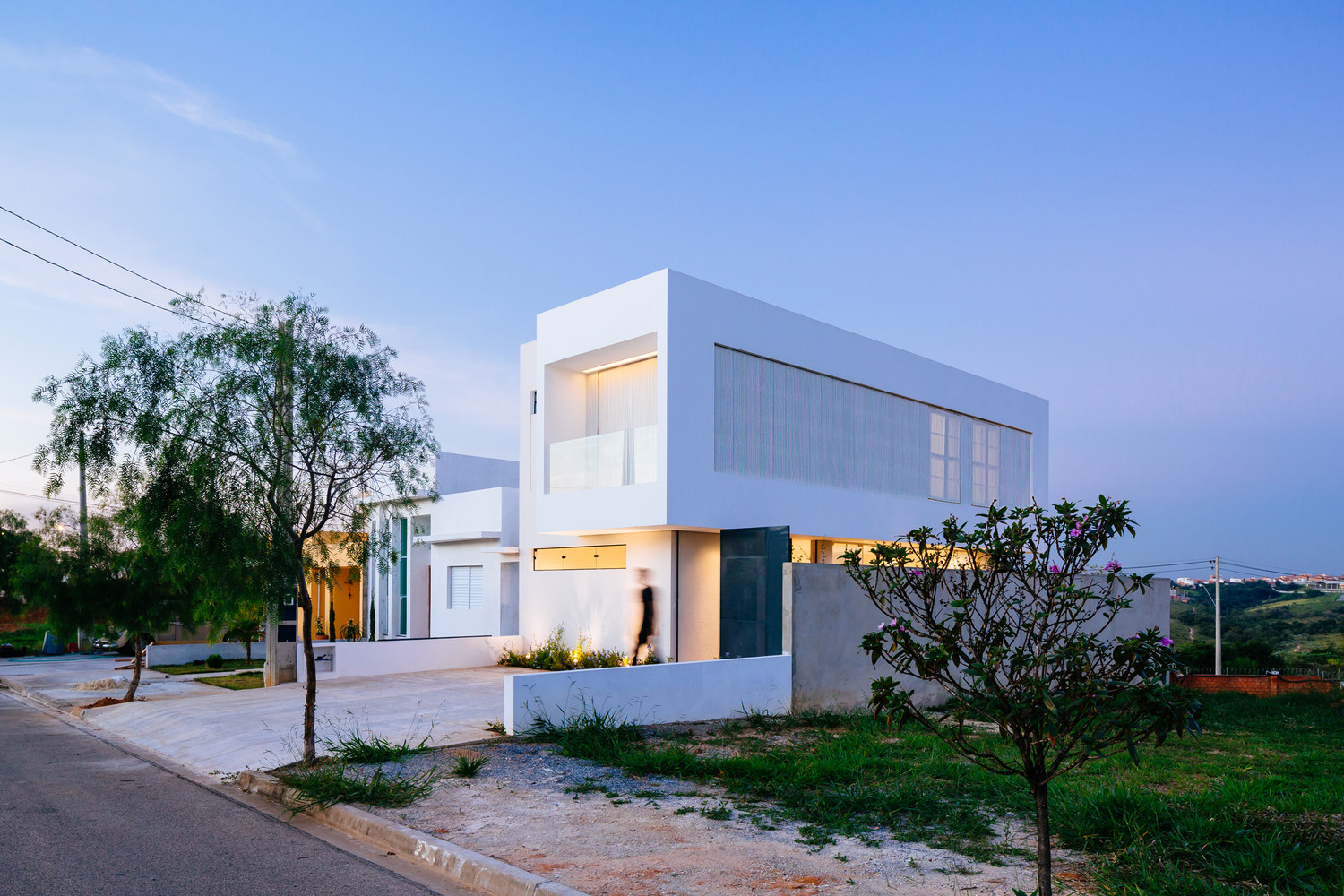 A Modern House Built with Focus on Natural Lighting and Ventilation in Sorocaba by Estudio BRA arquitetura (6)