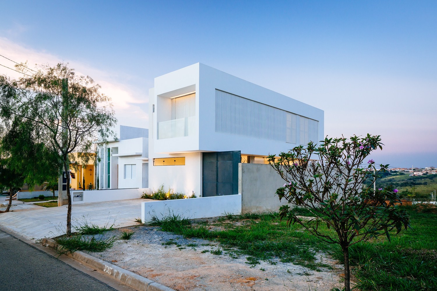 A Modern House Built with Focus on Natural Lighting and Ventilation in Sorocaba by Estudio BRA arquitetura (7)