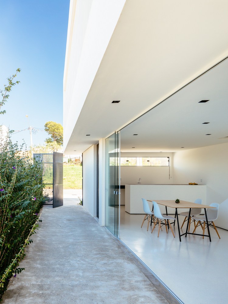A Modern House Built with Focus on Natural Lighting and Ventilation in Sorocaba by Estudio BRA arquitetura (9)