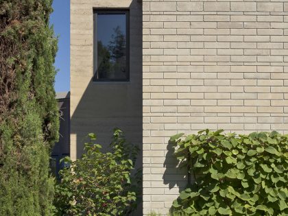 A Modern Rammed-Earth Home with Warmth and Natural Elegance in Mountain View by Atelier Hsu (2)