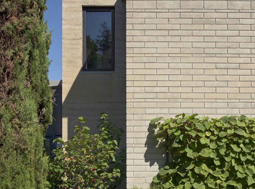 A Modern Rammed-Earth Home with Warmth and Natural Elegance in Mountain View by Atelier Hsu (2)