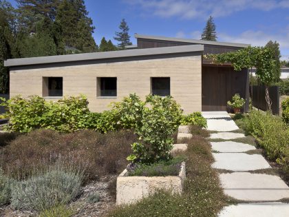 A Modern Rammed-Earth Home with Warmth and Natural Elegance in Mountain View by Atelier Hsu (3)