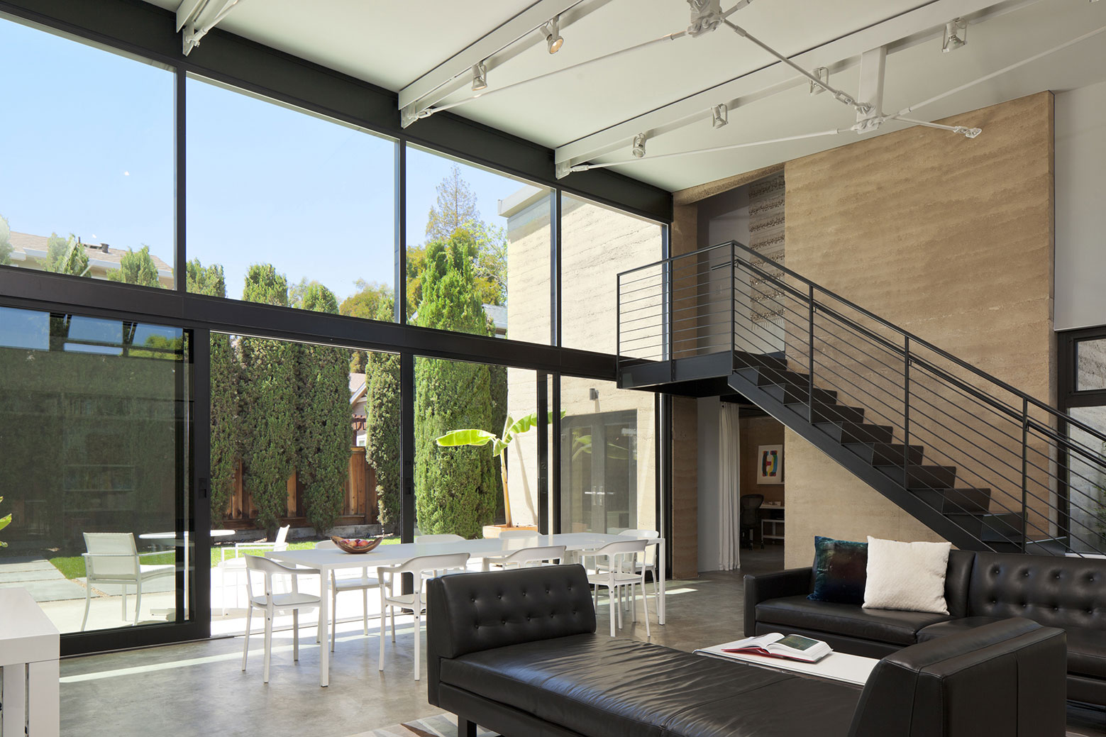 A Modern Rammed-Earth Home with Warmth and Natural Elegance in Mountain View by Atelier Hsu (4)